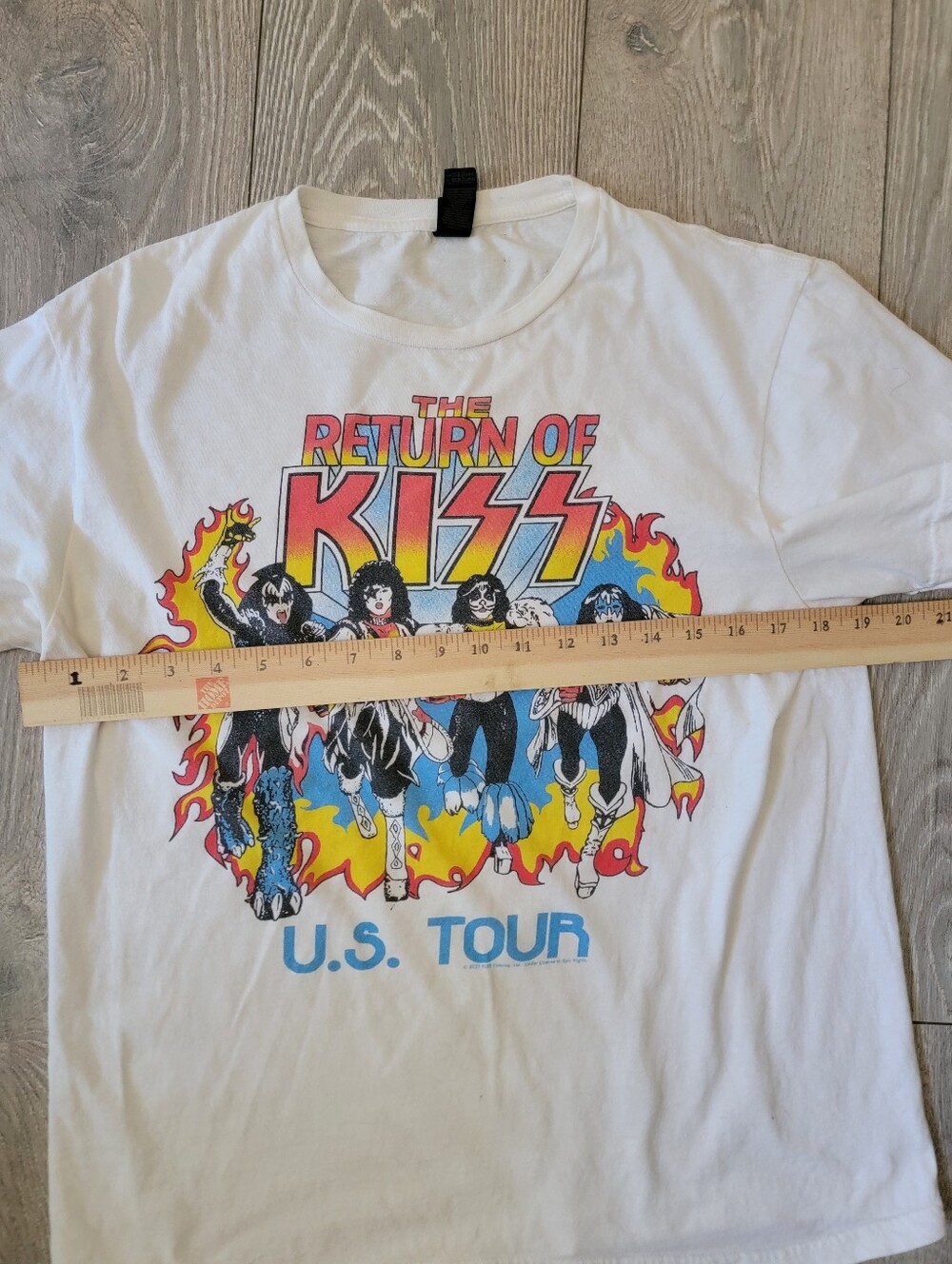 Gilden Kiss Graphic T-Shirt - Picture 3 of 5